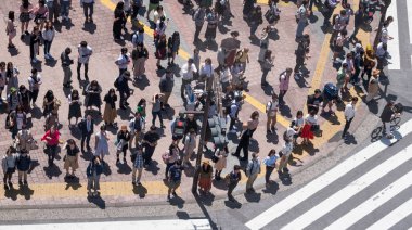 Tokyo, Japonya - 23 Haziran 2018. Shibuya içinde karşıya insanlar 