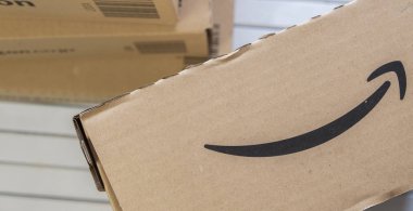 Tokyo, Japonya - 19 Temmuz 2018. Amazon teslim kutuları görünümünü kapat.