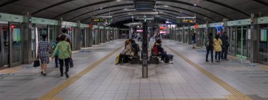 Tokyo, Japonya - 16 Temmuz 2018. Sabah acele saat Shinjuku İstasyonu sırasında Japonya demiryolu taşıt Tren.