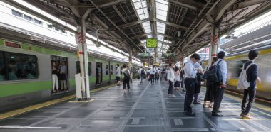 Tokyo, Japonya - 16 Temmuz 2018. Sabah acele saat Shinjuku İstasyonu sırasında Japonya demiryolu taşıt Tren.