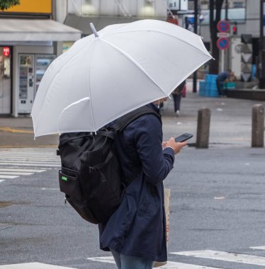Tokyo, Japonya - 23 Haziran 2018. Shibuya içinde karşıya insanlar 