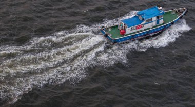 Tokyo, Japonya - 4 Mayıs 2018. Sumida nehri nde Japon tekne yelken