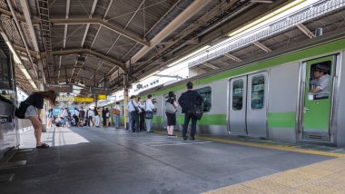 Tokyo, Japonya - 16 Temmuz 2018. Sabah acele saat Shinjuku İstasyonu sırasında Japonya demiryolu taşıt Tren.