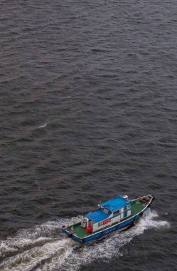 Tokyo, Japonya - 4 Mayıs 2018. Sumida nehri nde Japon tekne yelken