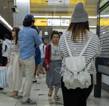 Tokyo, Japonya - 3 Ekim 2016: Ayrılma salonundaki insanlar, Haneda Uluslararası Havaalanı. 