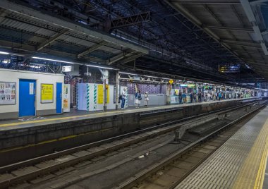 Tokyo, Japonya - 16 Temmuz 2018. Sabah acele saat Shinjuku İstasyonu sırasında Japonya demiryolu taşıt Tren.