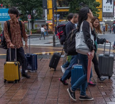 Tokyo, Japonya - Haziran, 2018. yöre halkı ve turistlerin Shibuya Caddesi üzerinde 