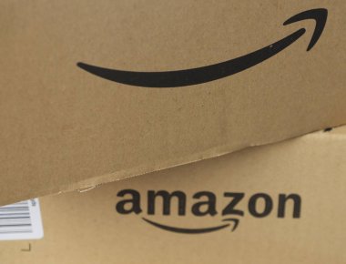 Tokyo, Japonya - 19 Temmuz 2018. Amazon teslim kutuları görünümünü kapat.