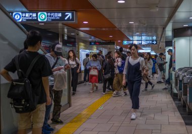 Tokyo, Japonya - 5 Mayıs 2018. Omotesando Tokyo Metro istasyonunda yürüyen yolcular.