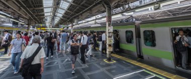 Tokyo, Japonya - 16 Temmuz 2018. Sabah acele saat Shinjuku İstasyonu sırasında Japonya demiryolu taşıt Tren.