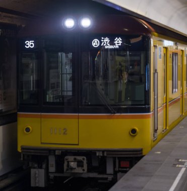 Tokyo, Japonya - 5 Mayıs 2018. Tokyo Metro Ginza hattı Shibuya istasyonu platformu geliyor
