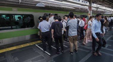 Tokyo, Japonya - 16 Temmuz 2018. Sabah acele saat Shinjuku İstasyonu sırasında Japonya demiryolu taşıt Tren.