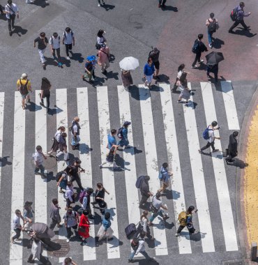 Tokyo, Japonya - 23 Haziran 2018. Shibuya içinde karşıya insanlar 