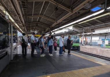 Tokyo, Japonya - 16 Temmuz 2018. Sabah acele saat Shinjuku İstasyonu sırasında Japonya demiryolu taşıt Tren.