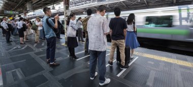 Tokyo, Japonya - 16 Temmuz 2018. Sabah acele saat Shinjuku İstasyonu sırasında Japonya demiryolu taşıt Tren.