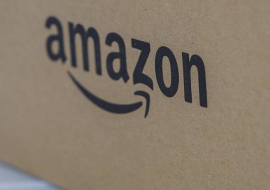 Tokyo, Japonya - 19 Temmuz 2018. Amazon teslim kutuları görünümünü kapat.