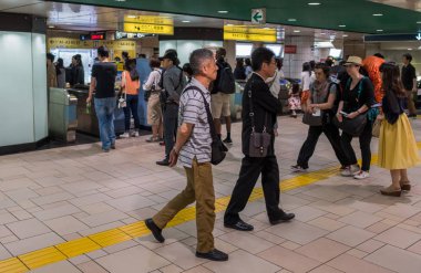 Tokyo, Japonya - 5 Mayıs 2018. Omotesando Tokyo Metro istasyonunda yürüyen yolcular.