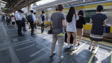 Tokyo, Japonya - 16 Temmuz 2018. Sabah acele saat Shinjuku İstasyonu sırasında Japonya demiryolu taşıt Tren.
