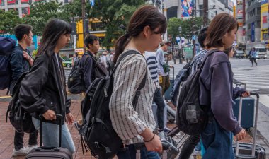 Tokyo, Japonya - Haziran, 2018. yöre halkı ve turistlerin Shibuya Caddesi üzerinde 