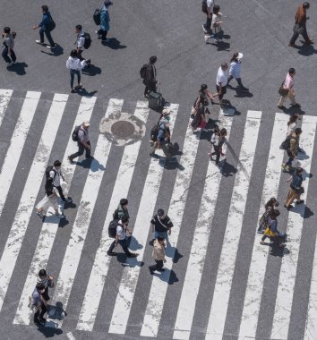 Tokyo, Japonya - 23 Haziran 2018. Shibuya içinde karşıya insanlar 