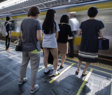 Tokyo, Japonya - 16 Temmuz 2018. Sabah acele saat Shinjuku İstasyonu sırasında Japonya demiryolu taşıt Tren.