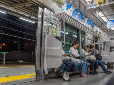Tokyo, Japonya - 4 Mayıs 2018. Japonya Demiryolu Yamanote tren commuters.