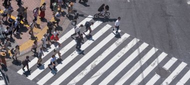 Tokyo, Japonya - 23 Haziran 2018. Shibuya içinde karşıya insanlar 