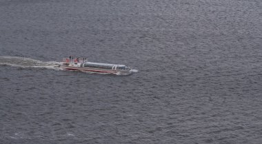 Tokyo, Japonya - 4 Mayıs 2018. Sumida nehir yelken Turistler cruise tekne. 