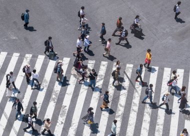 Tokyo, Japonya - 23 Haziran 2018. Shibuya içinde karşıya insanlar 