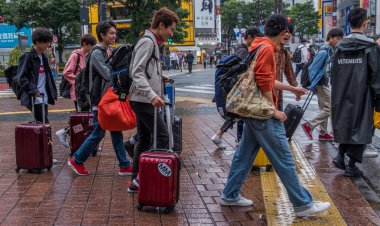 Tokyo, Japonya - Haziran, 2018. yöre halkı ve turistlerin Shibuya Caddesi üzerinde 
