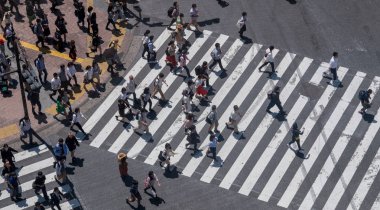 Tokyo, Japonya - 23 Haziran 2018. Shibuya içinde karşıya insanlar 