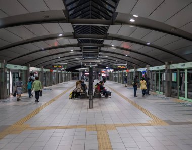 Tokyo, Japonya - 16 Temmuz 2018. Sabah acele saat Shinjuku İstasyonu sırasında Japonya demiryolu taşıt Tren.