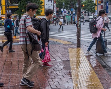 Tokyo, Japonya - Haziran, 2018. yöre halkı ve turistlerin Shibuya Caddesi üzerinde 