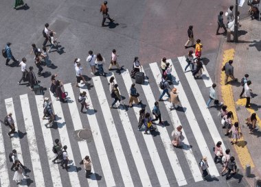 Tokyo, Japonya - 23 Haziran 2018. Shibuya içinde karşıya insanlar 