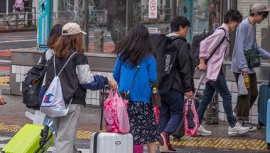 Tokyo, Japonya - Haziran, 2018. yöre halkı ve turistlerin Shibuya Caddesi üzerinde 