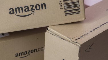 Tokyo, Japonya - 19 Temmuz 2018. Amazon teslim kutuları görünümünü kapat.