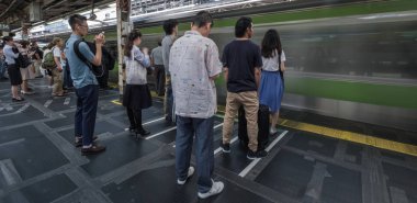 Tokyo, Japonya - 16 Temmuz 2018. Sabah acele saat Shinjuku İstasyonu sırasında Japonya demiryolu taşıt Tren.