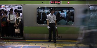 Tokyo, Japonya - 16 Temmuz 2018. Sabah acele saat Shibuya İstasyonu sırasında Japonya demiryolu taşıt tren. Seçici odak.