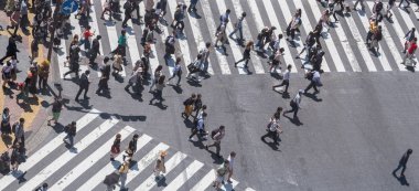 Tokyo, Japonya - 23 Haziran 2018. Shibuya içinde karşıya insanlar 