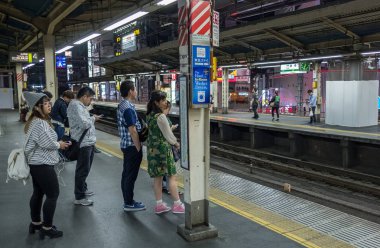 İnsanlar metroda tren bekliyor.