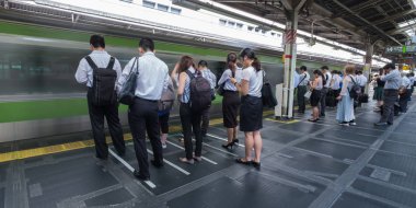 Tokyo, Japonya - 16 Temmuz 2018. Sabah acele saat Shinjuku İstasyonu sırasında Japonya demiryolu taşıt Tren.