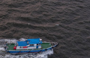 Tokyo, Japonya - 4 Mayıs 2018. Sumida nehri nde Japon tekne yelken