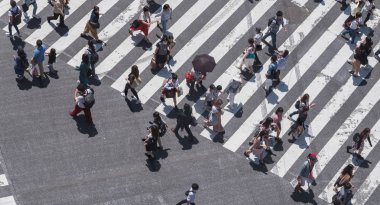 Tokyo, Japonya - 23 Haziran 2018. Shibuya içinde karşıya insanlar 