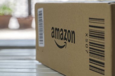 Tokyo, Japonya - 19 Temmuz 2018. Amazon teslim kutuları görünümünü kapat.