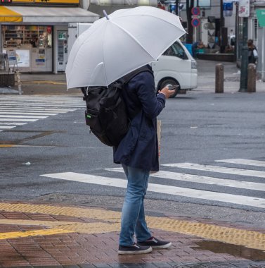 Tokyo, Japonya - 23 Haziran 2018. Shibuya içinde karşıya insanlar 