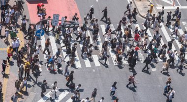 Tokyo, Japonya - 23 Haziran 2018. Shibuya içinde karşıya insanlar 