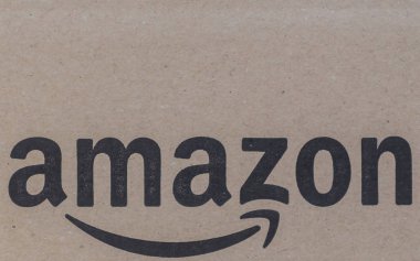 Tokyo, Japonya - 19 Temmuz 2018. Amazon teslim kutuları görünümünü kapat.