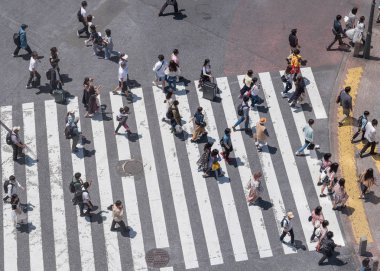 Tokyo, Japonya - 23 Haziran 2018. Shibuya içinde karşıya insanlar 