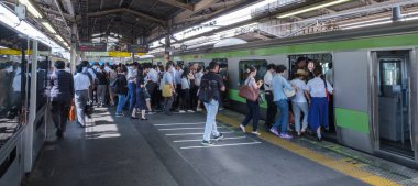 Tokyo, Japonya - 16 Temmuz 2018. Sabah acele saat Shinjuku İstasyonu sırasında Japonya demiryolu taşıt Tren.