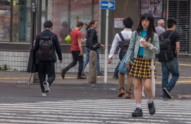 Tokyo, Japonya - 23 Haziran 2018. Shibuya içinde karşıya insanlar 
